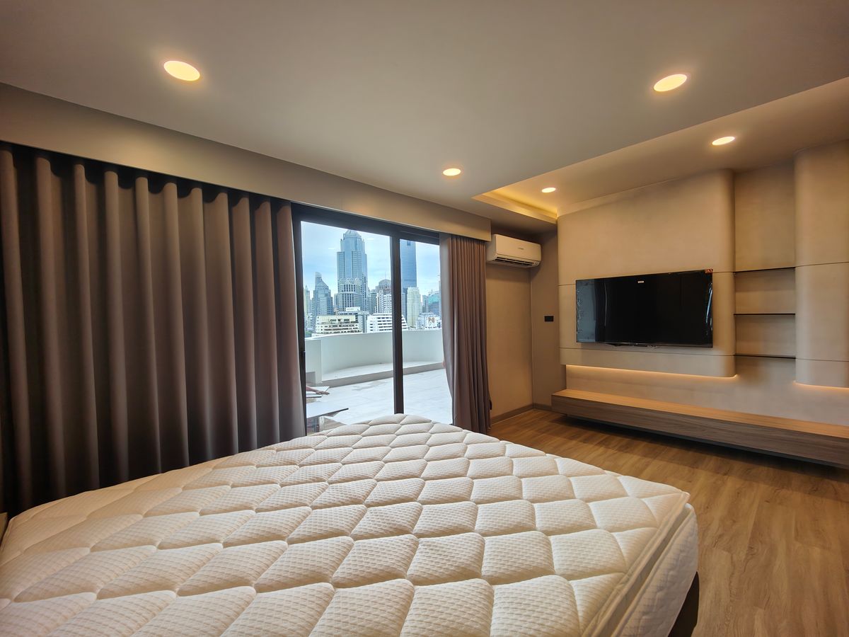 คอนโดนานา : Pet friendly duplex penthouse ห้องใหญ่ แต่งใหม่อย่างหรู พร้อมเข้าอยู่ เลี้ยงน้องหมาแมวได้