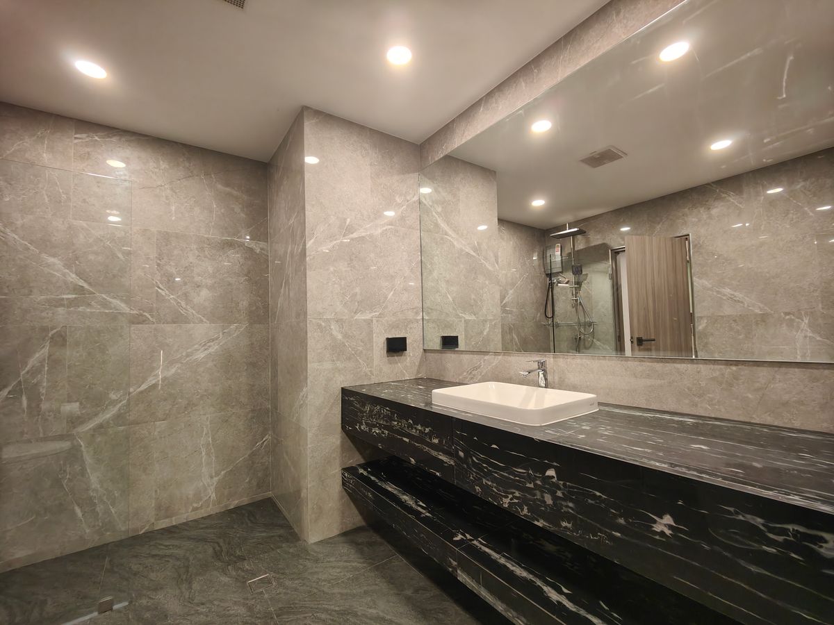 คอนโดนานา : Pet friendly duplex penthouse ห้องใหญ่ แต่งใหม่อย่างหรู พร้อมเข้าอยู่ เลี้ยงน้องหมาแมวได้