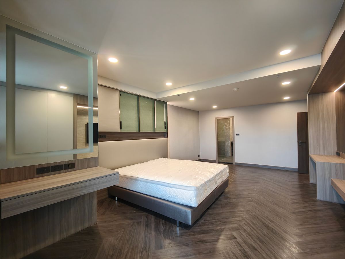 คอนโดนานา : Pet friendly duplex penthouse ห้องใหญ่ แต่งใหม่อย่างหรู พร้อมเข้าอยู่ เลี้ยงน้องหมาแมวได้