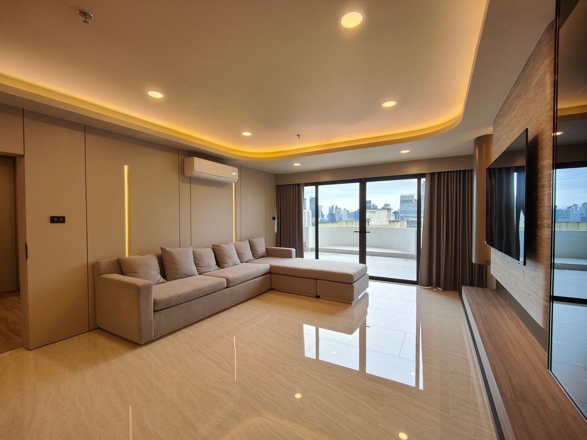 คอนโดนานา : Pet friendly duplex penthouse ห้องใหญ่ แต่งใหม่อย่างหรู พร้อมเข้าอยู่ เลี้ยงน้องหมาแมวได้