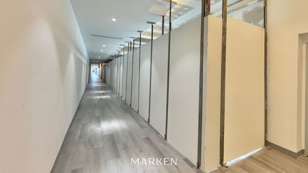 For RentOfficeRatchadapisek, Huaikwang, Suttisan : For Rent: Commercial Space in Ratchadapisek, High Ceiling, Spacious Parking, Near MRT