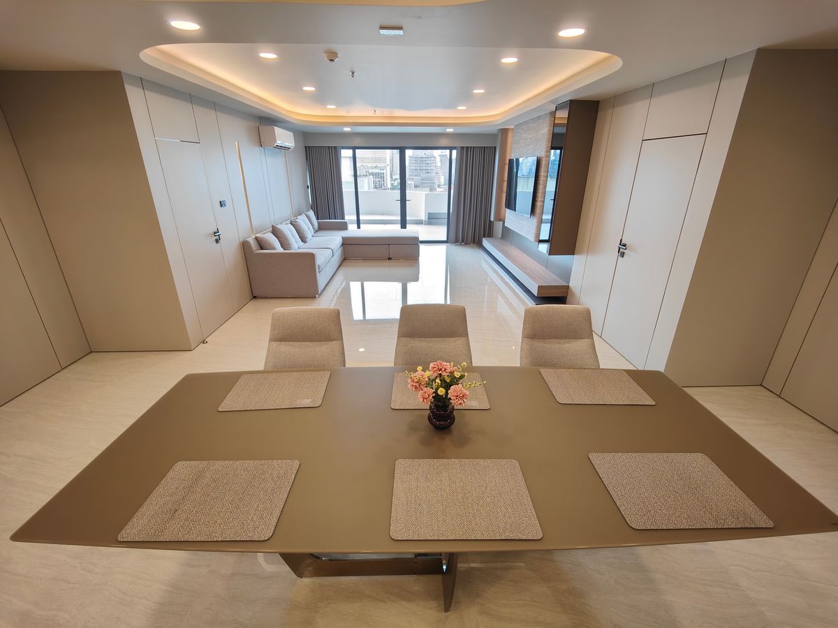 คอนโดนานา : Pet friendly duplex penthouse ห้องใหญ่ แต่งใหม่อย่างหรู พร้อมเข้าอยู่ เลี้ยงน้องหมาแมวได้