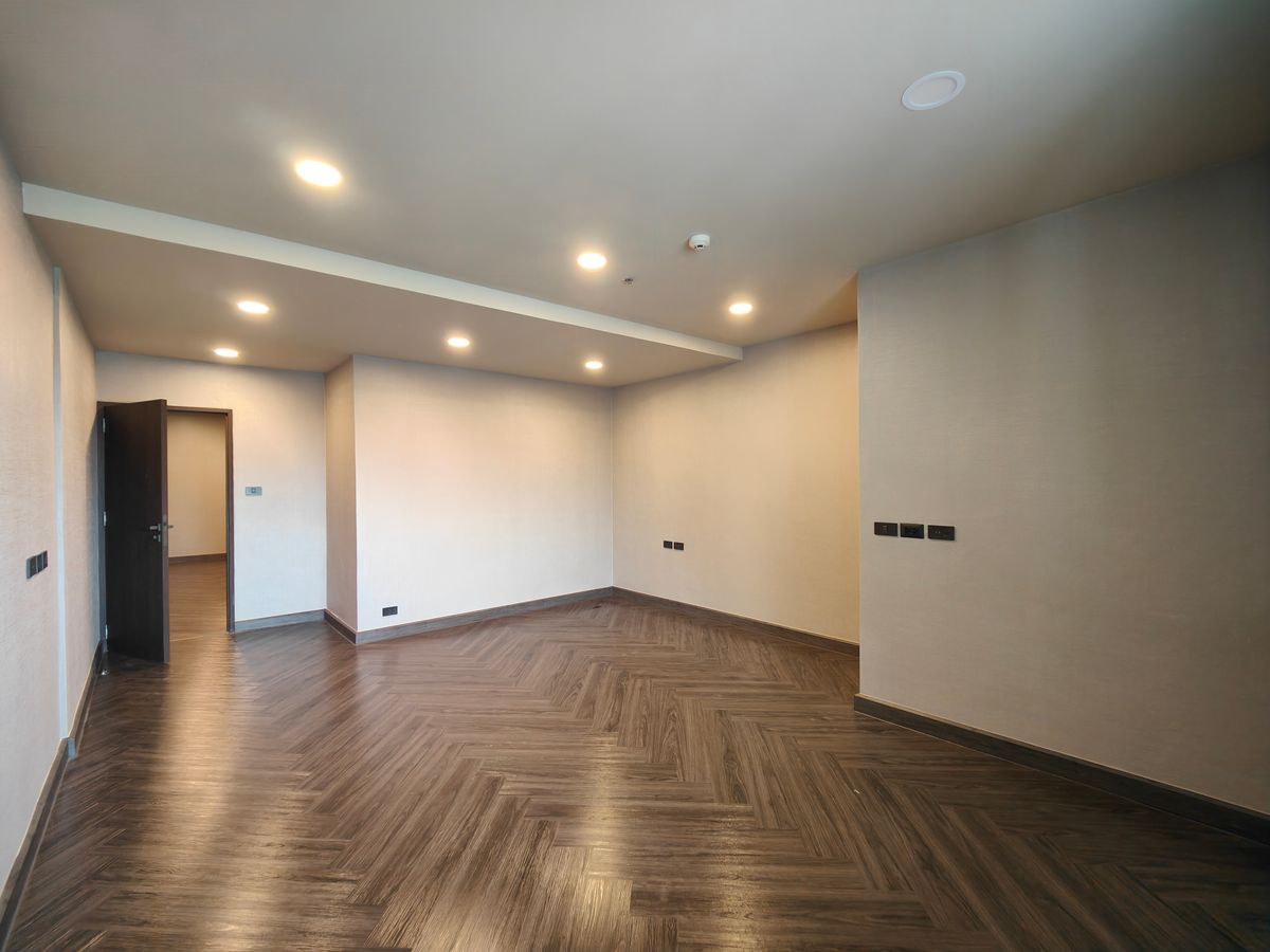 คอนโดนานา : Pet friendly duplex penthouse ห้องใหญ่ แต่งใหม่อย่างหรู พร้อมเข้าอยู่ เลี้ยงน้องหมาแมวได้