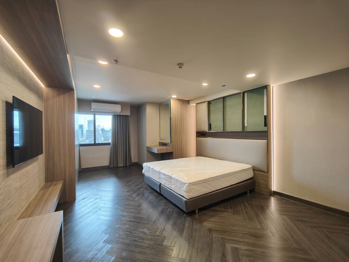 คอนโดนานา : Pet friendly duplex penthouse ห้องใหญ่ แต่งใหม่อย่างหรู พร้อมเข้าอยู่ เลี้ยงน้องหมาแมวได้