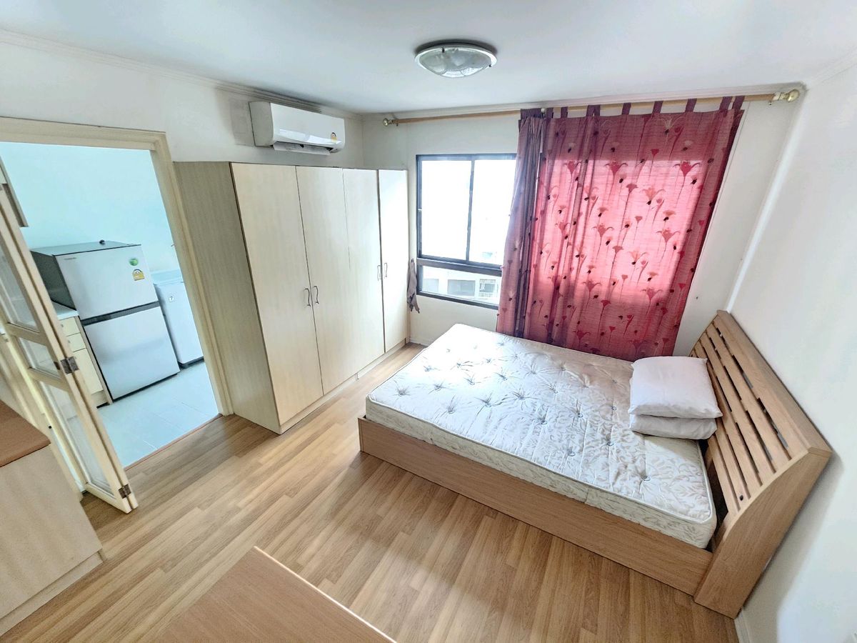 For RentCondoSathorn, Narathiwat : For Rent: Lumpini Place Narathiwat Rajanagarindra, attached to BRT Nararam 3, rental 10,000 baht/month, including 1 free parking fee.