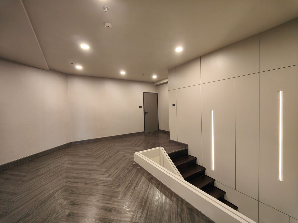 คอนโดนานา : Pet friendly duplex penthouse ห้องใหญ่ แต่งใหม่อย่างหรู พร้อมเข้าอยู่ เลี้ยงน้องหมาแมวได้