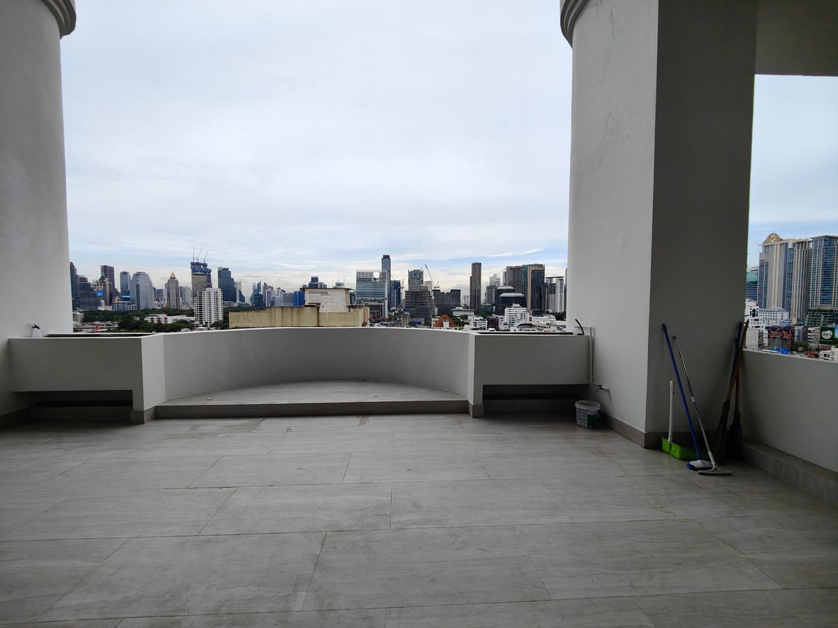 คอนโดนานา : Pet friendly duplex penthouse ห้องใหญ่ แต่งใหม่อย่างหรู พร้อมเข้าอยู่ เลี้ยงน้องหมาแมวได้