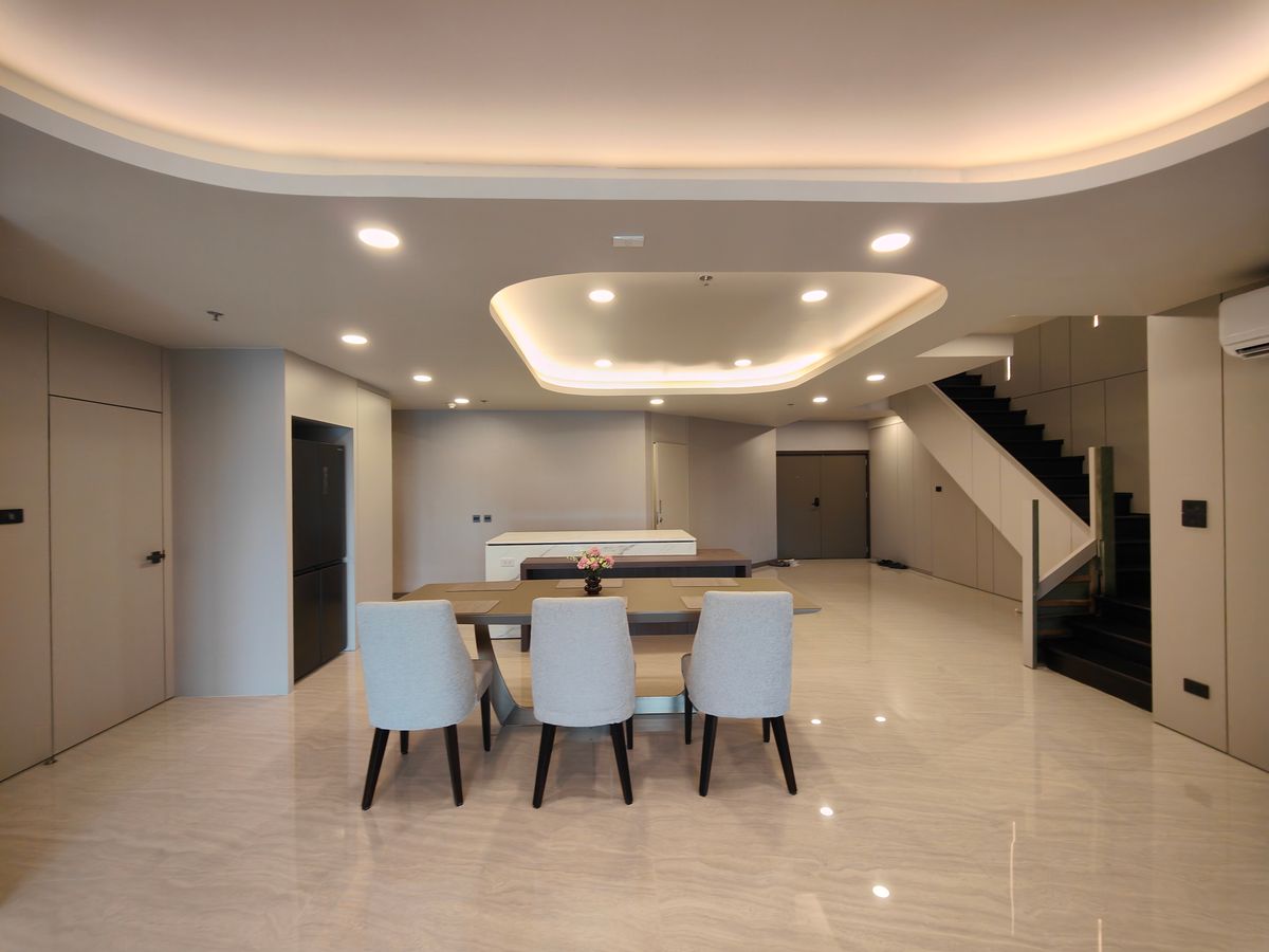 คอนโดนานา : Pet friendly duplex penthouse ห้องใหญ่ แต่งใหม่อย่างหรู พร้อมเข้าอยู่ เลี้ยงน้องหมาแมวได้