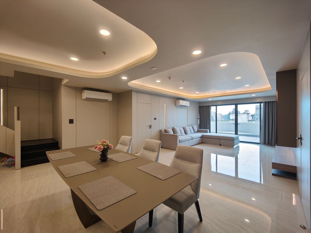 คอนโดนานา : Pet friendly duplex penthouse ห้องใหญ่ แต่งใหม่อย่างหรู พร้อมเข้าอยู่ เลี้ยงน้องหมาแมวได้
