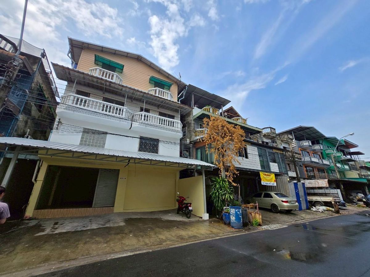 For SaleShop HouseMin Buri, Romklao : ✨ Cheap selling !!! Commercial building, 2 -layer renovation, 4 layers with 52 sq.m. lift elevators 600 sqm. Soi Romklao 21