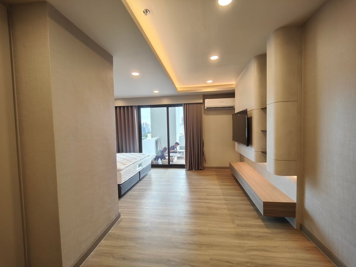 คอนโดนานา : Pet friendly duplex penthouse ห้องใหญ่ แต่งใหม่อย่างหรู พร้อมเข้าอยู่ เลี้ยงน้องหมาแมวได้