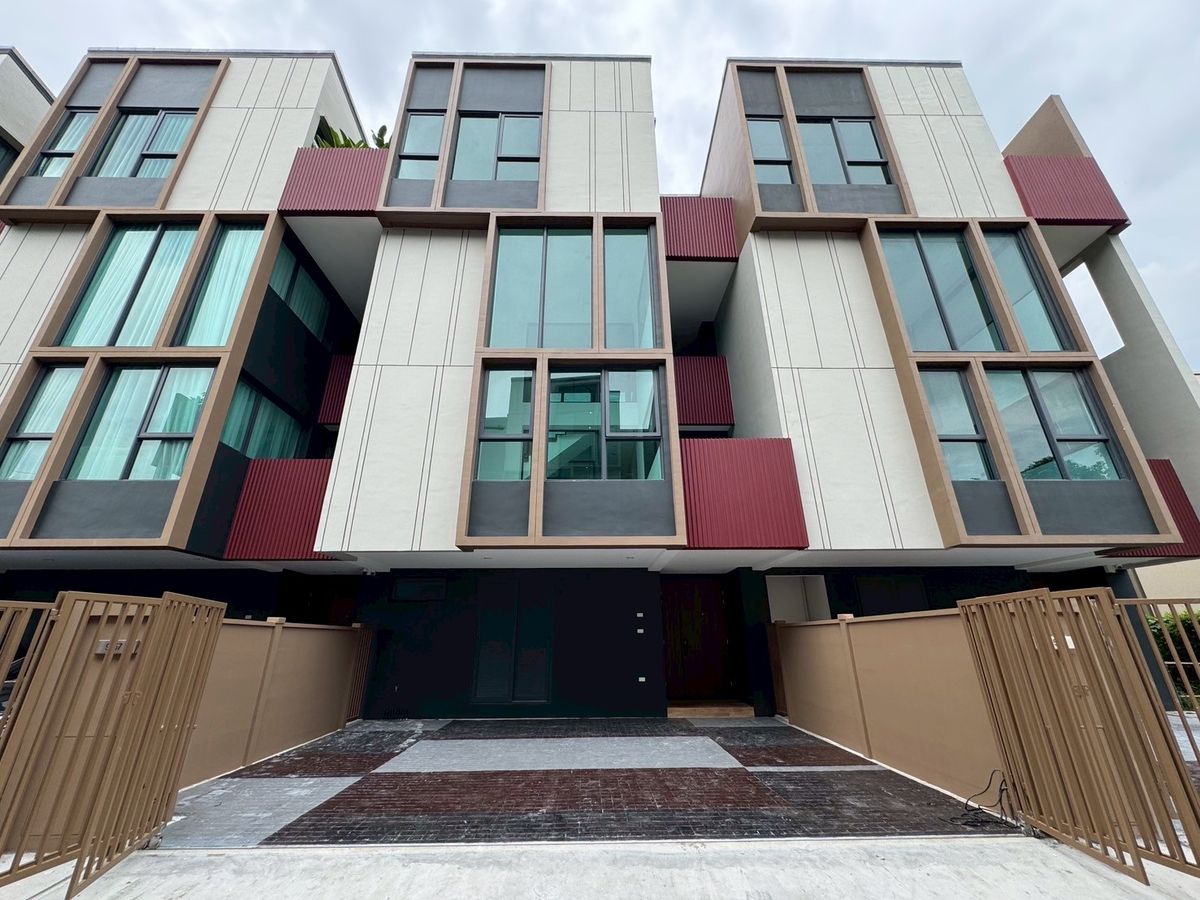 ขายอ่อนนุช อุดมสุข : บ้านแฝดและโมเดิร์นทาวน์โฮม 3.5 ชั้น Baan Klang Muang Classe Sukhumvit 77 3-4ห้องนอน ใหม่ เริ่มต้น 14.9ล้าน  