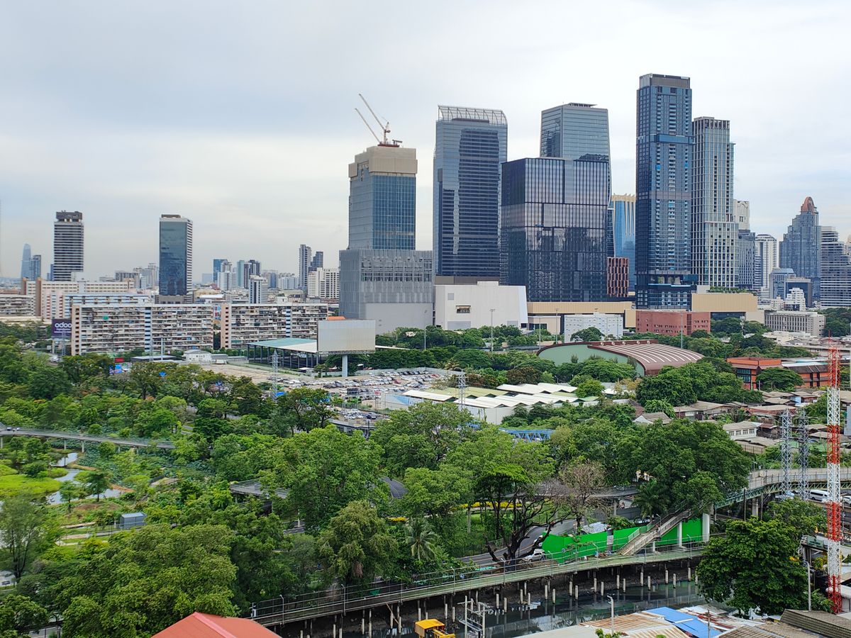 คอนโดนานา : Pet friendly duplex penthouse ห้องใหญ่ แต่งใหม่อย่างหรู พร้อมเข้าอยู่ เลี้ยงน้องหมาแมวได้