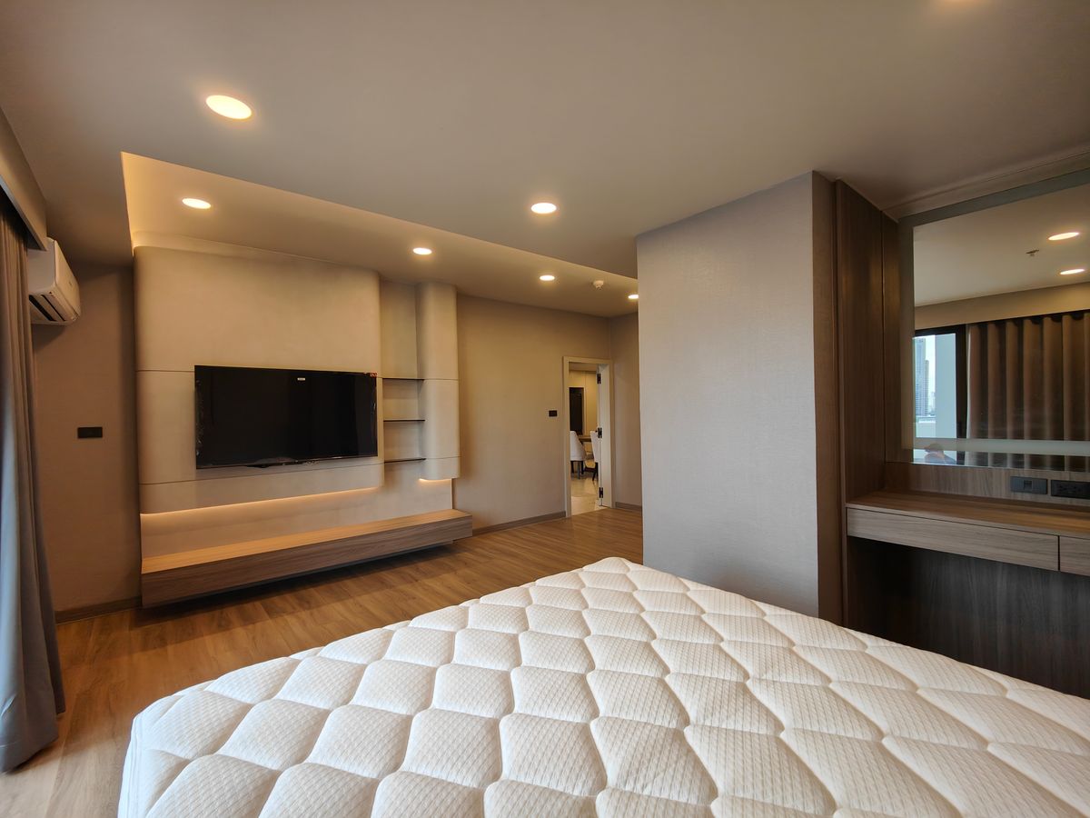 คอนโดนานา : Pet friendly duplex penthouse ห้องใหญ่ แต่งใหม่อย่างหรู พร้อมเข้าอยู่ เลี้ยงน้องหมาแมวได้