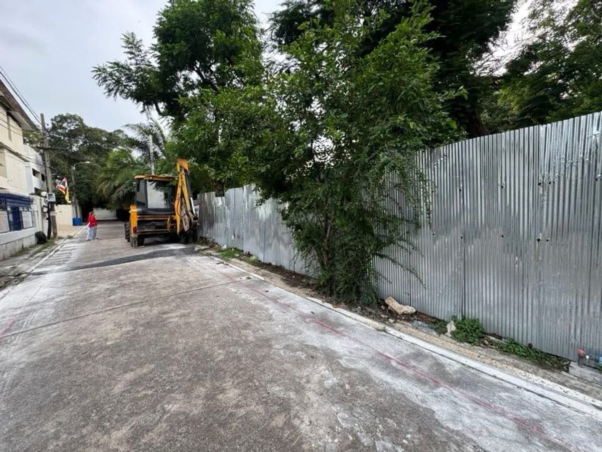 For RentRetail SpaceSukhumvit, Asoke, Thonglor : Land 204 square wah (or 1/2 rai) Ekkamai 10 Sukhumvit 63 for renting a business, building a building, can be leased 3 years or 3+3 years.