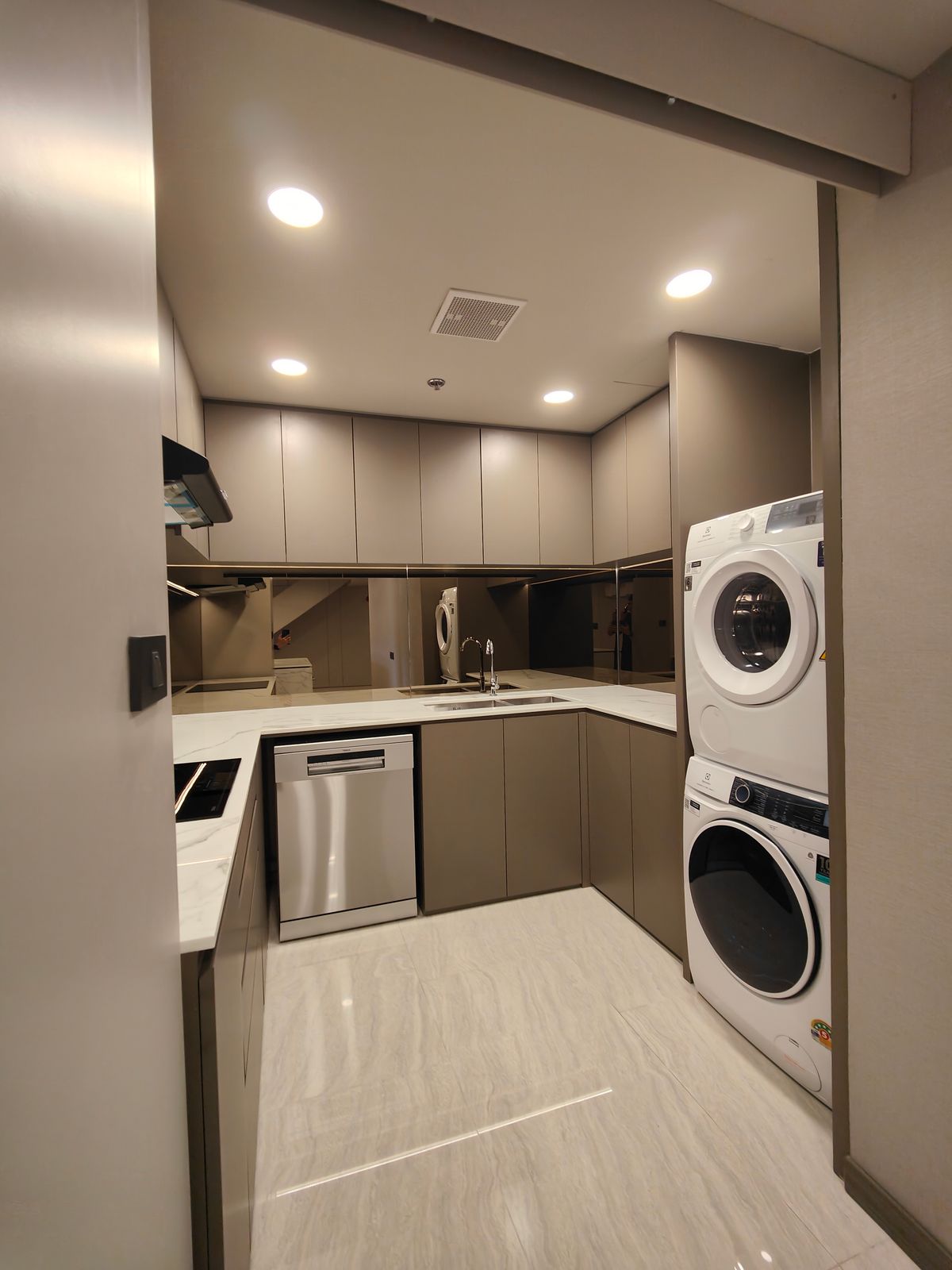 คอนโดนานา : Pet friendly duplex penthouse ห้องใหญ่ แต่งใหม่อย่างหรู พร้อมเข้าอยู่ เลี้ยงน้องหมาแมวได้