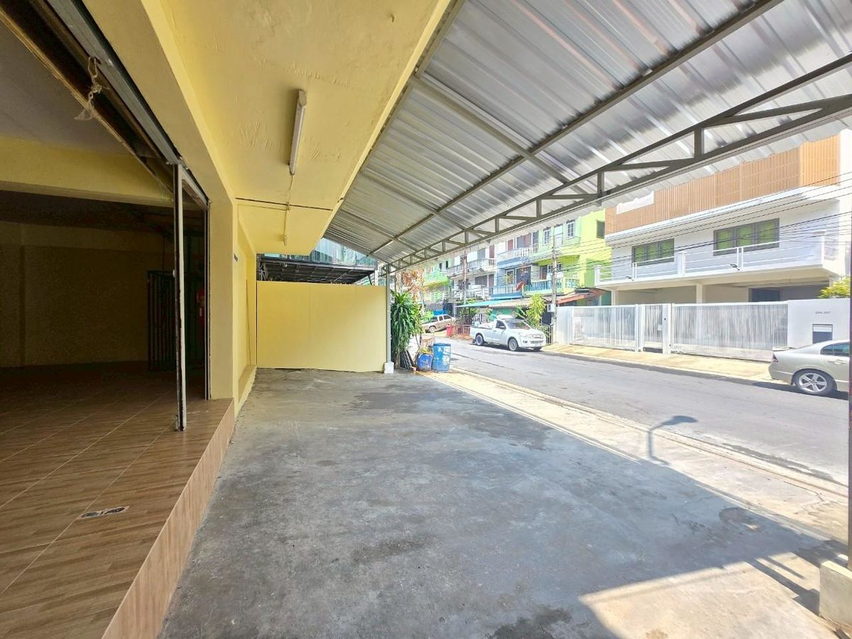 For SaleShop HouseMin Buri, Romklao : ✨ Cheap selling !!! Commercial building, 2 -layer renovation, 4 layers with 52 sq.m. lift elevators 600 sqm. Soi Romklao 21