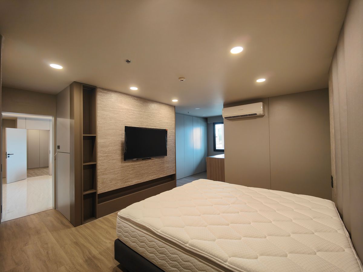 คอนโดนานา : Pet friendly duplex penthouse ห้องใหญ่ แต่งใหม่อย่างหรู พร้อมเข้าอยู่ เลี้ยงน้องหมาแมวได้