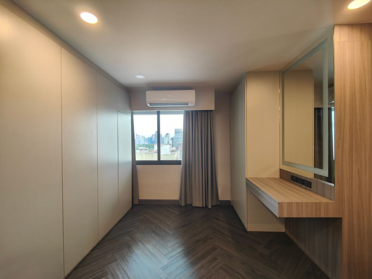 คอนโดนานา : Pet friendly duplex penthouse ห้องใหญ่ แต่งใหม่อย่างหรู พร้อมเข้าอยู่ เลี้ยงน้องหมาแมวได้