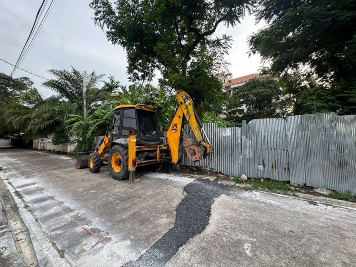 ให้เช่าร้านค้า/ตลาดนัดสุขุมวิท อโศก ทองหล่อ : ที่ดิน 204 ตารางวา (หรือ 1/2 ไร่) เอกมัย 10 สุขุมวิท 63 สำหรับ เช่าทำธุรกิจ สร้างสิ่งปลูกสร้างได้ สัญญาเช่า 3 ปี หรือ 3+3 ปี ได้ 