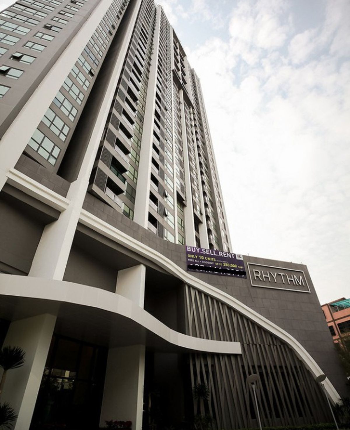 For SaleCondoOnnut, Udomsuk : 🌟 Sell / Rent Condo RHYTHM Sukhumvit 44/1 🌟 BTS Phra Khanong only 40 meters! In the heart of Sukhumvit, convenient to travel near the market and hospital 
 
