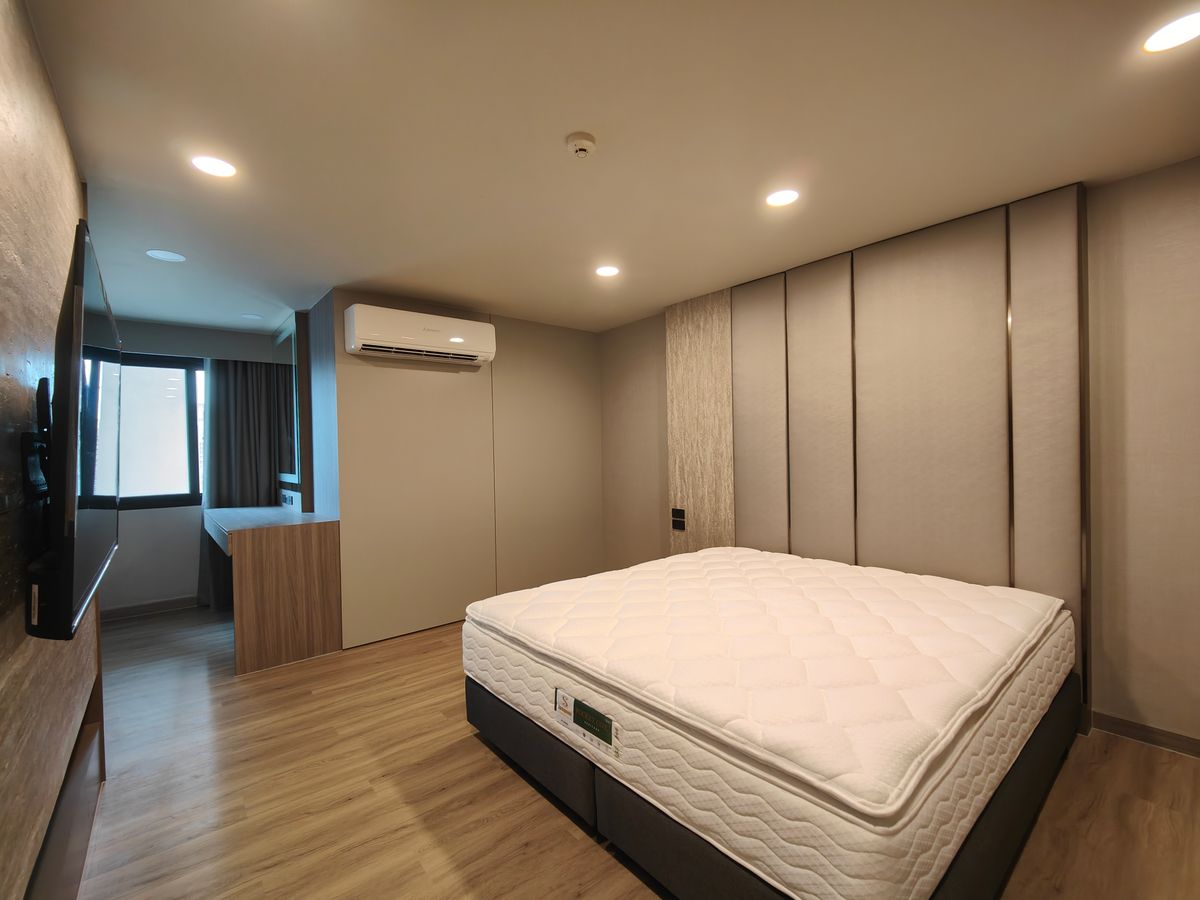 คอนโดนานา : Pet friendly duplex penthouse ห้องใหญ่ แต่งใหม่อย่างหรู พร้อมเข้าอยู่ เลี้ยงน้องหมาแมวได้