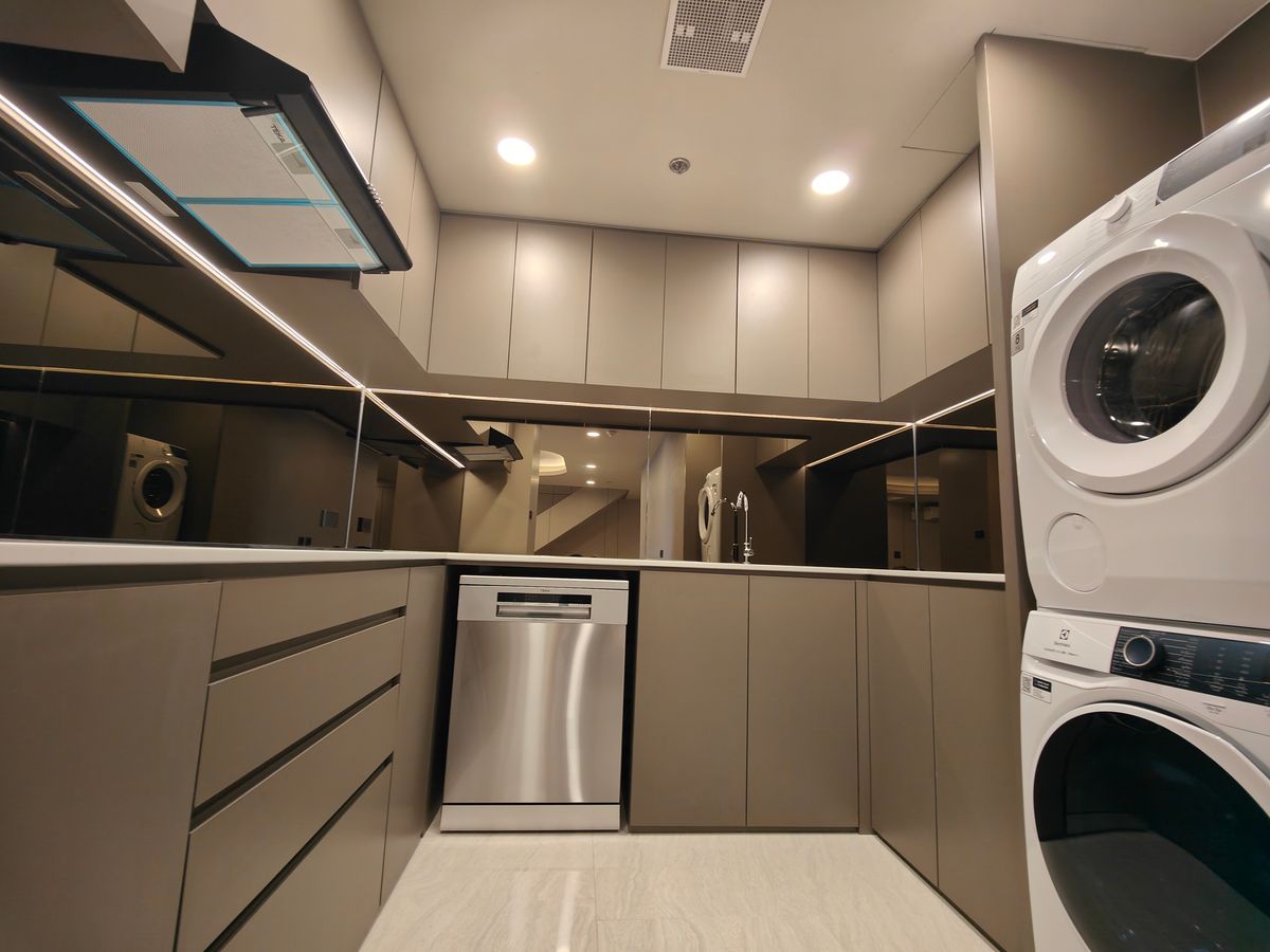 คอนโดนานา : Pet friendly duplex penthouse ห้องใหญ่ แต่งใหม่อย่างหรู พร้อมเข้าอยู่ เลี้ยงน้องหมาแมวได้