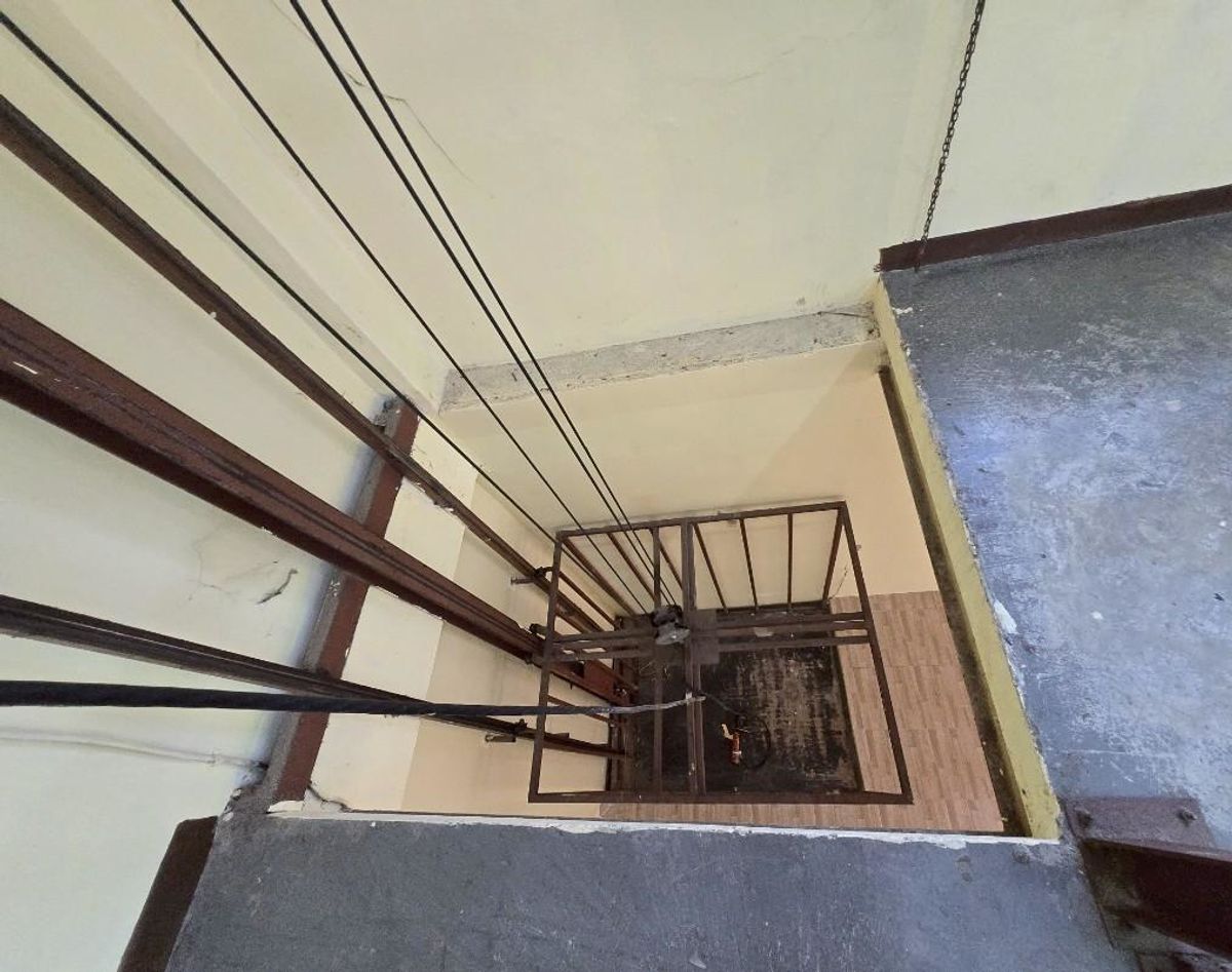 For SaleShop HouseMin Buri, Romklao : ✨ Cheap selling !!! Commercial building, 2 -layer renovation, 4 layers with 52 sq.m. lift elevators 600 sqm. Soi Romklao 21