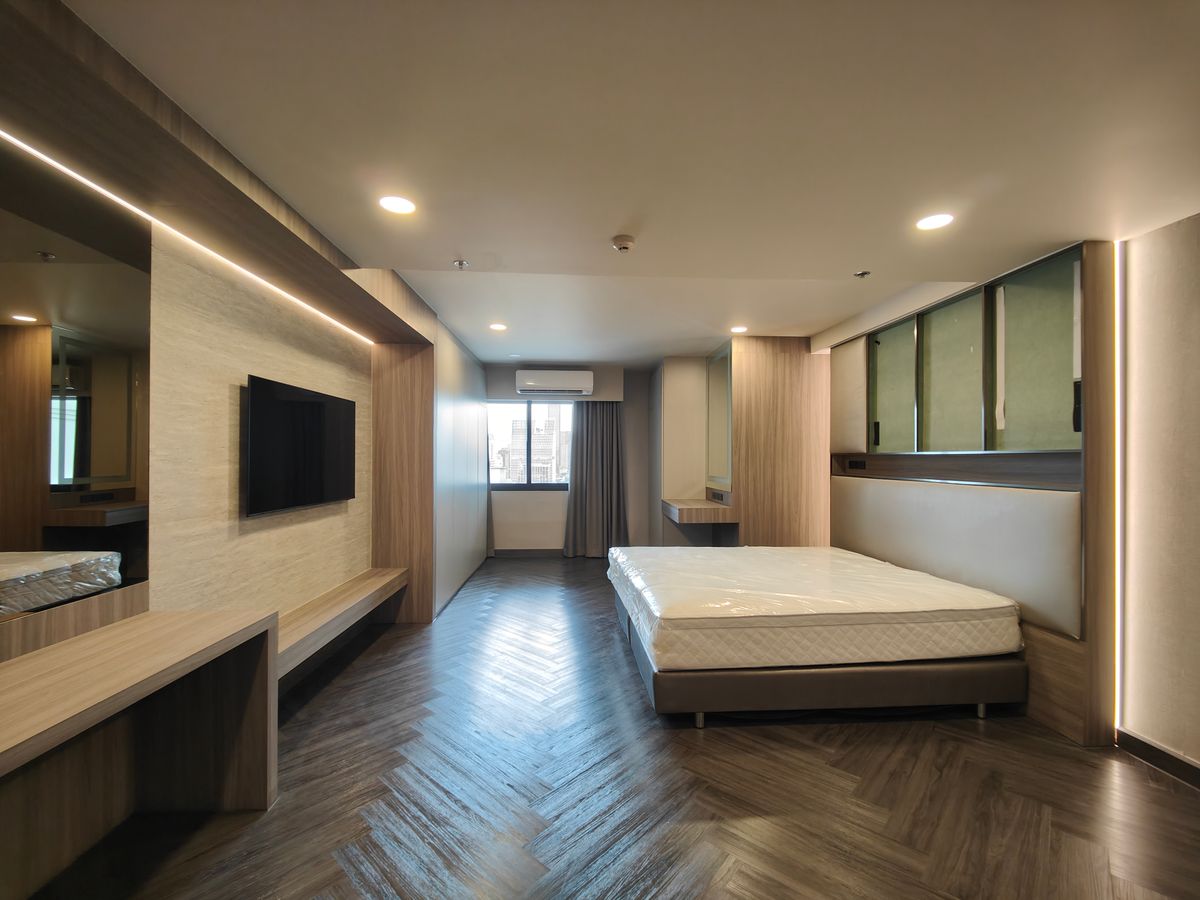 คอนโดนานา : Pet friendly duplex penthouse ห้องใหญ่ แต่งใหม่อย่างหรู พร้อมเข้าอยู่ เลี้ยงน้องหมาแมวได้