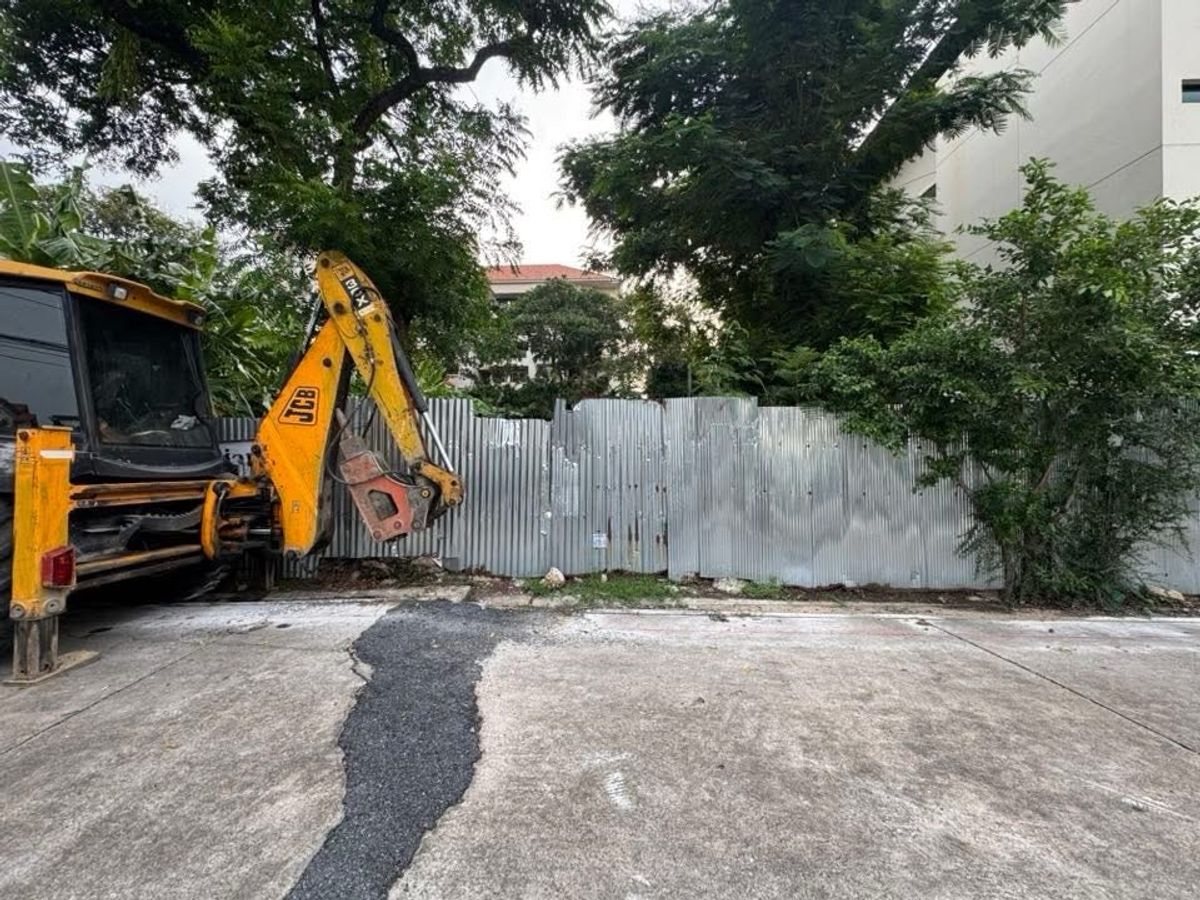 ให้เช่าร้านค้า/ตลาดนัดสุขุมวิท อโศก ทองหล่อ : ที่ดิน 204 ตารางวา (หรือ 1/2 ไร่) เอกมัย 10 สุขุมวิท 63 สำหรับ เช่าทำธุรกิจ สร้างสิ่งปลูกสร้างได้ สัญญาเช่า 3 ปี หรือ 3+3 ปี ได้ 