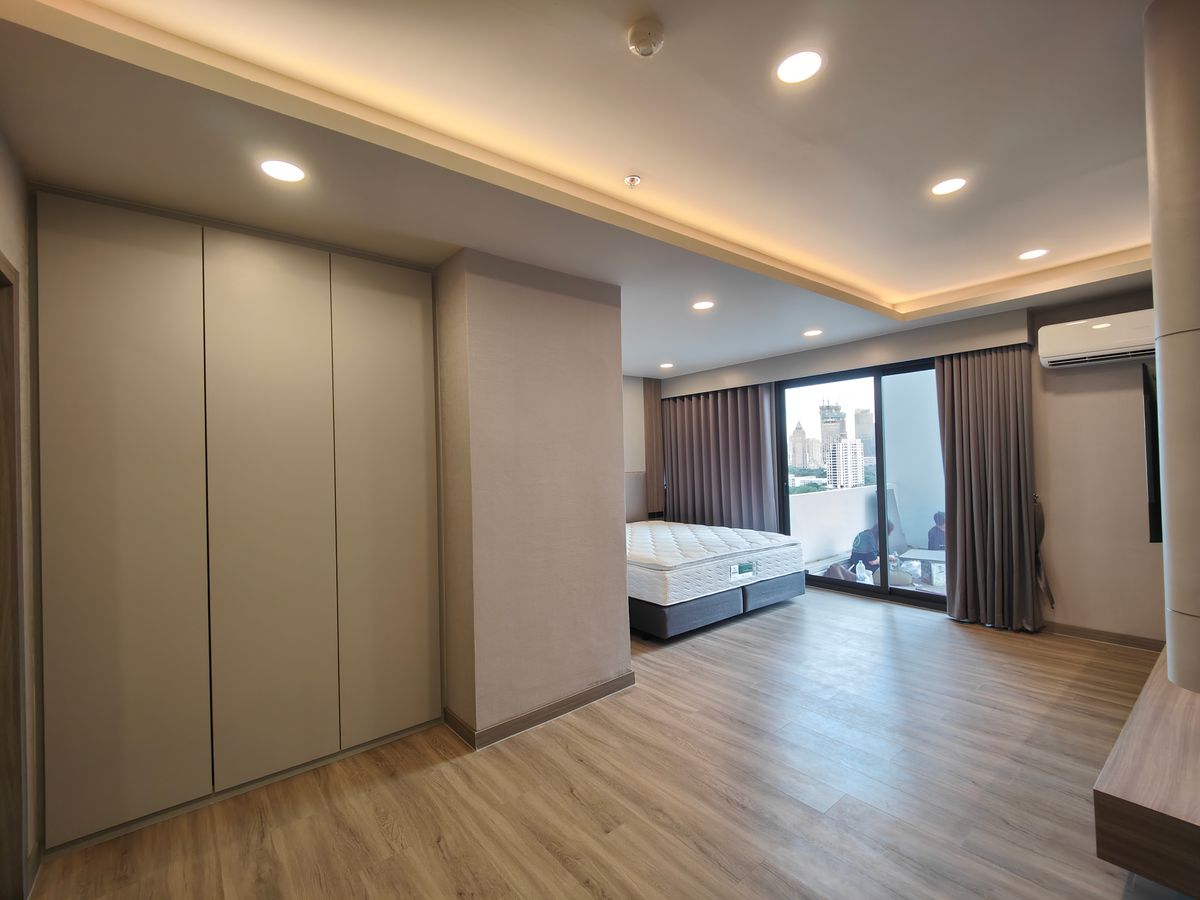 คอนโดนานา : Pet friendly duplex penthouse ห้องใหญ่ แต่งใหม่อย่างหรู พร้อมเข้าอยู่ เลี้ยงน้องหมาแมวได้