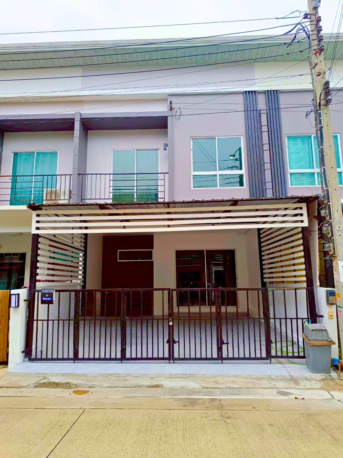 ขายทาวน์โฮมสมุทรปราการ สำโรง : ขาย The Trust ทาวน์โฮม แพรกษา บ้านกว้าง 3 นอน 2 น้ำ 2 จอด ใกล้นิคมแพรกษา และ รร.สารสาสน์