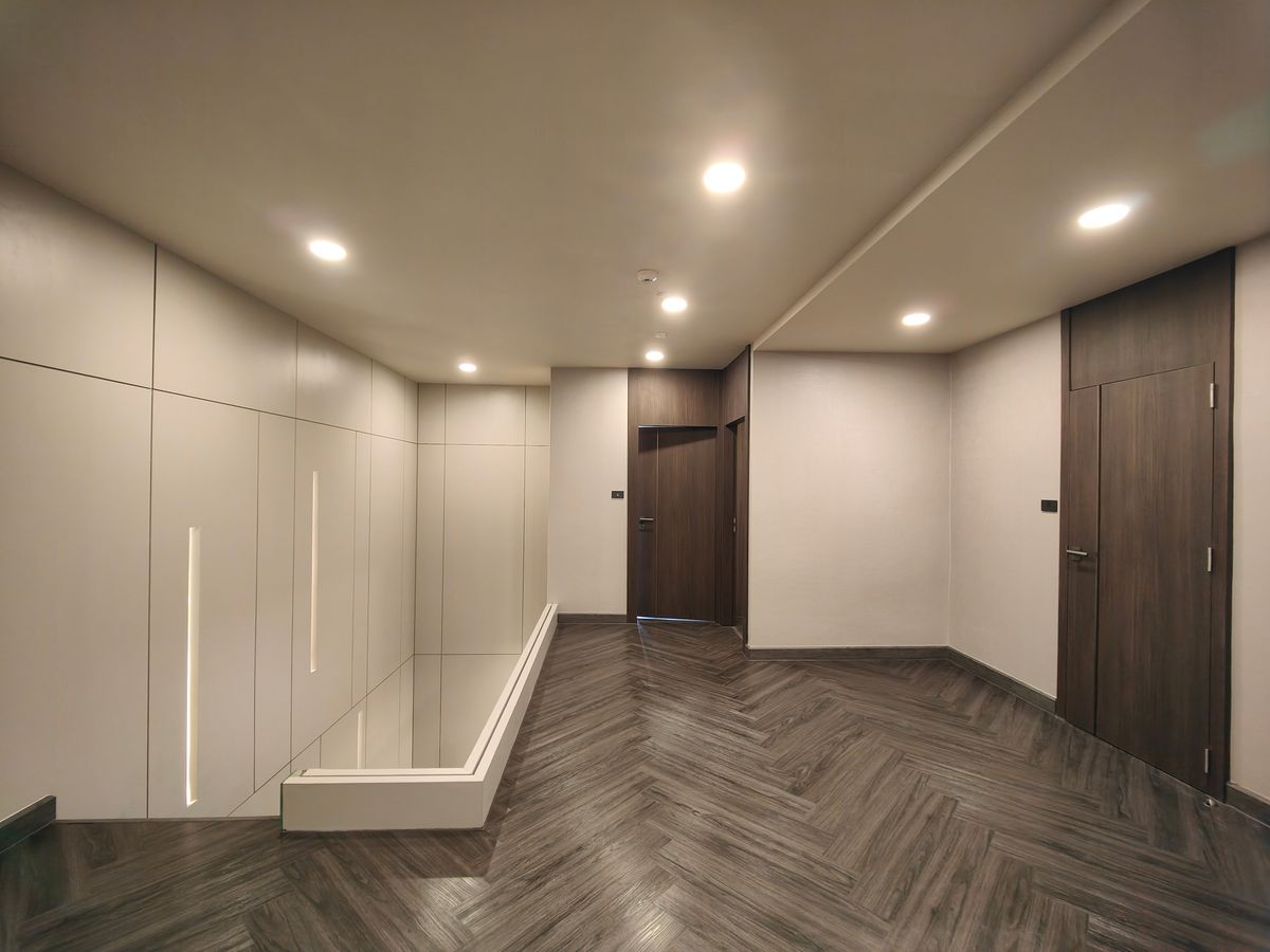 คอนโดนานา : Pet friendly duplex penthouse ห้องใหญ่ แต่งใหม่อย่างหรู พร้อมเข้าอยู่ เลี้ยงน้องหมาแมวได้