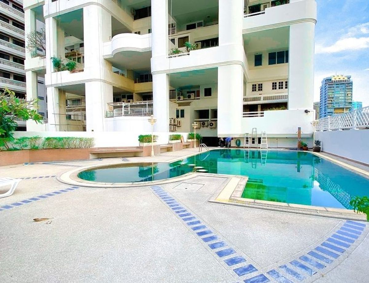 คอนโดนานา : Pet friendly duplex penthouse ห้องใหญ่ แต่งใหม่อย่างหรู พร้อมเข้าอยู่ เลี้ยงน้องหมาแมวได้