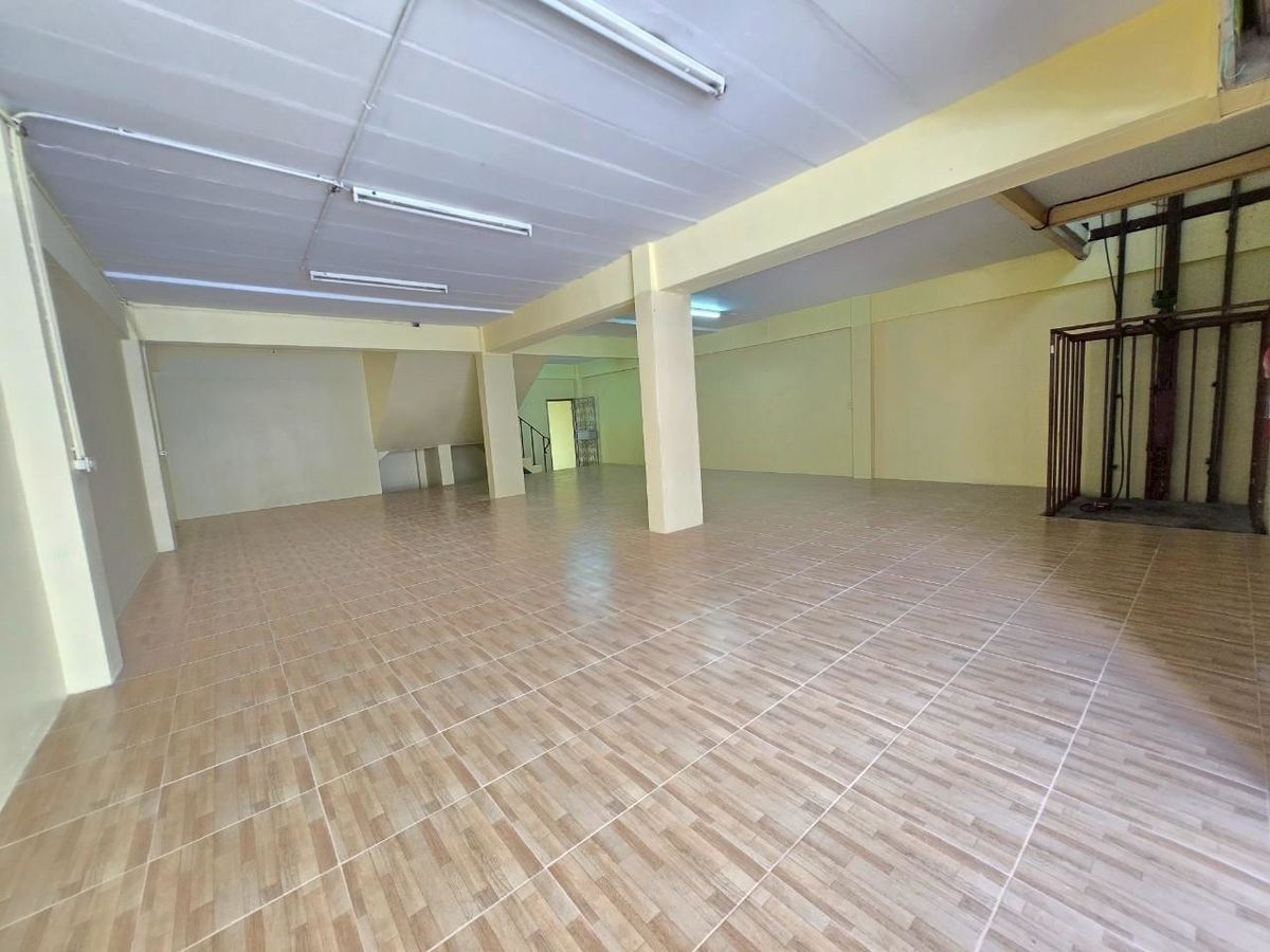 For SaleShop HouseMin Buri, Romklao : ✨ Cheap selling !!! Commercial building, 2 -layer renovation, 4 layers with 52 sq.m. lift elevators 600 sqm. Soi Romklao 21