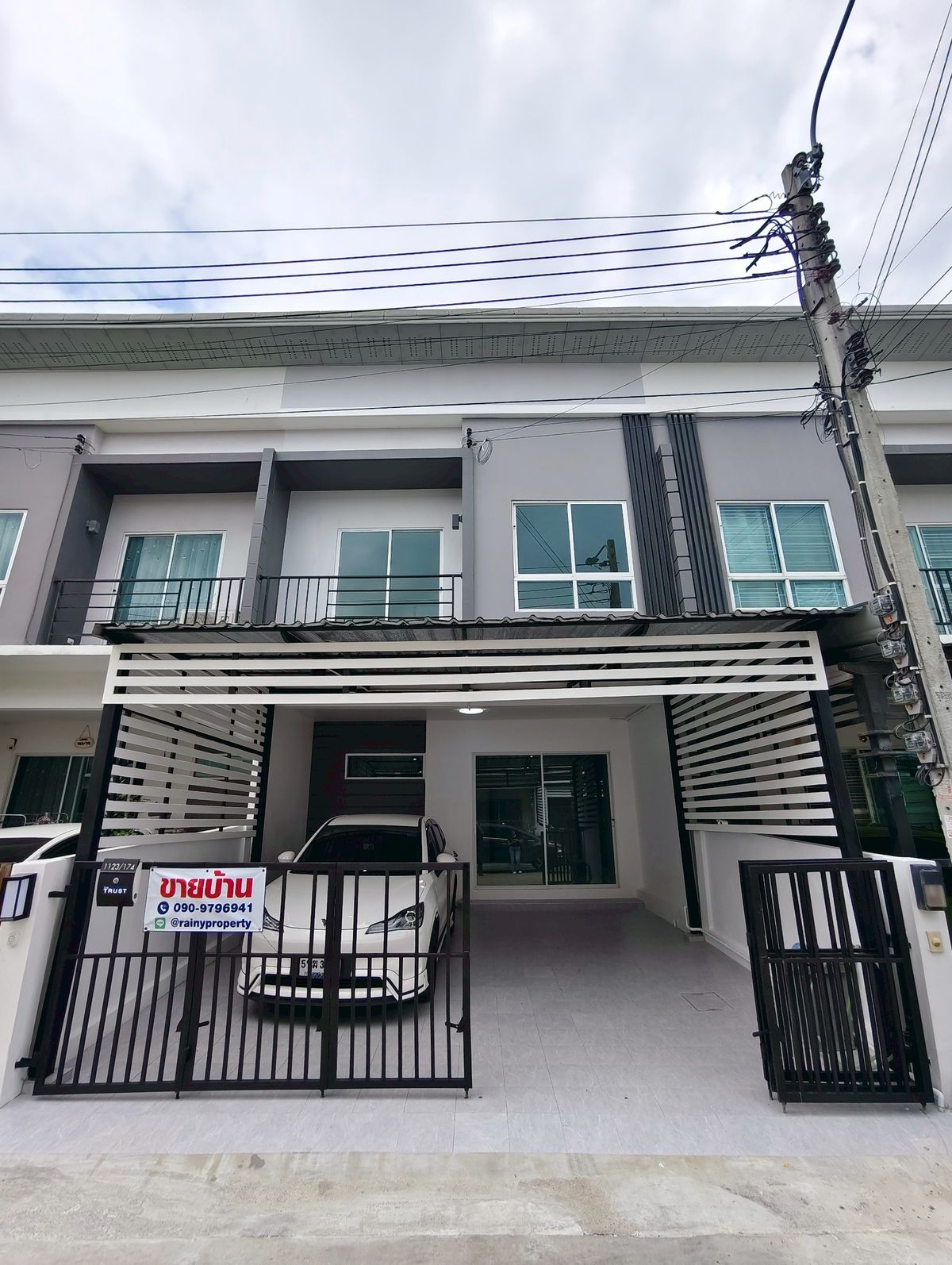 ขายทาวน์โฮมสมุทรปราการ สำโรง : โปรพิเศษ ลด 100,000!! The Trust ทาวน์โฮม แพรกษา 3 นอน 2 น้ำ 2 จอด รีโนเวทจัดเต็ม นัดชมบ้านได้เลยค่ะ