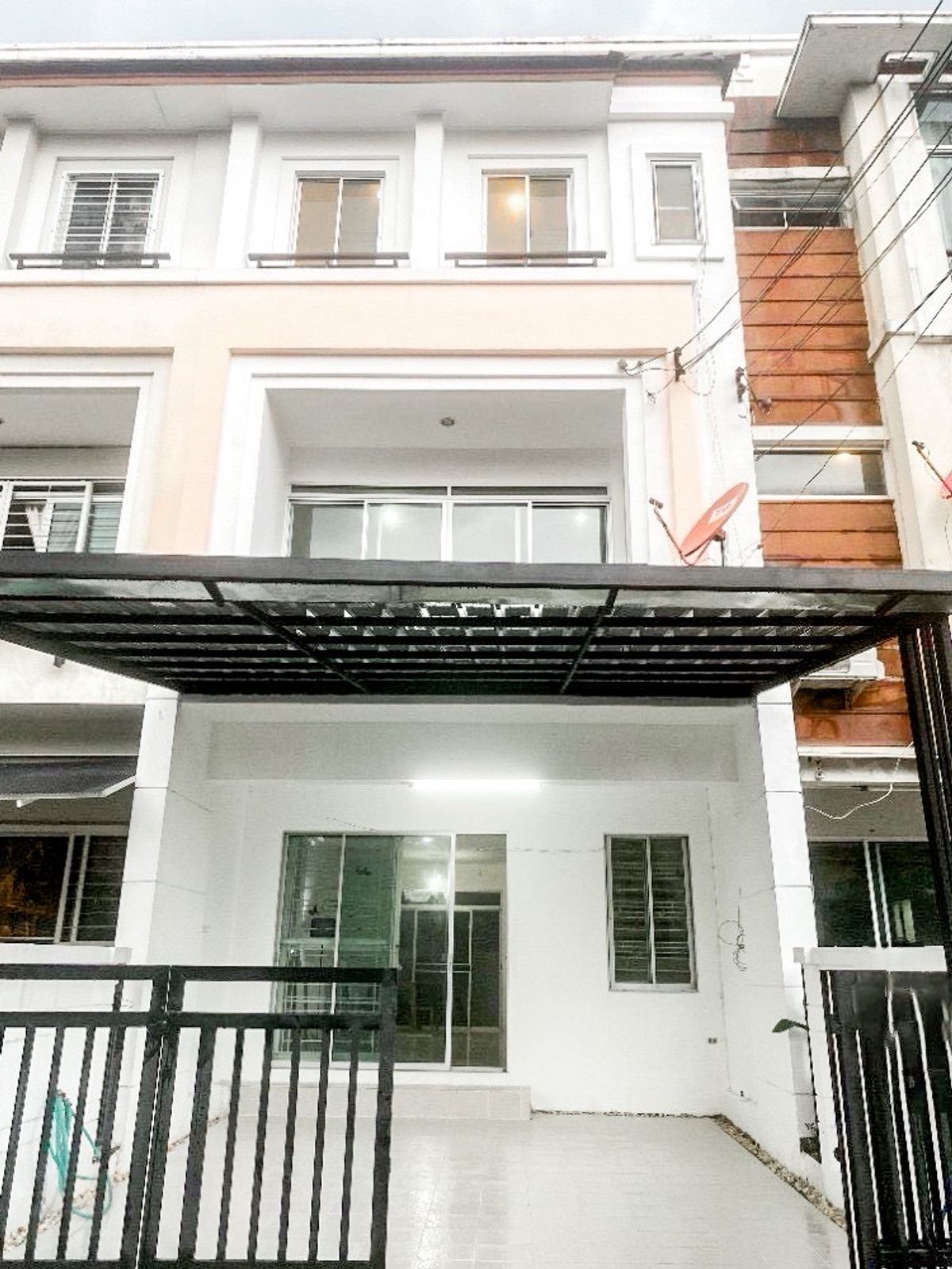 For RentTownhomePattanakan, Srinakarin : 3-Storey Townhome for Rent – Baan Klang Muang Royal Monaco (Pet Friendly | Office Registration OK)