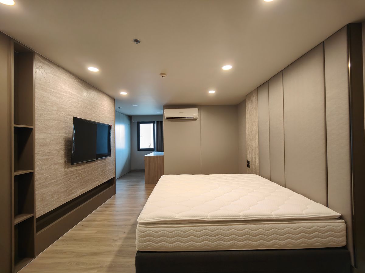 คอนโดนานา : Pet friendly duplex penthouse ห้องใหญ่ แต่งใหม่อย่างหรู พร้อมเข้าอยู่ เลี้ยงน้องหมาแมวได้