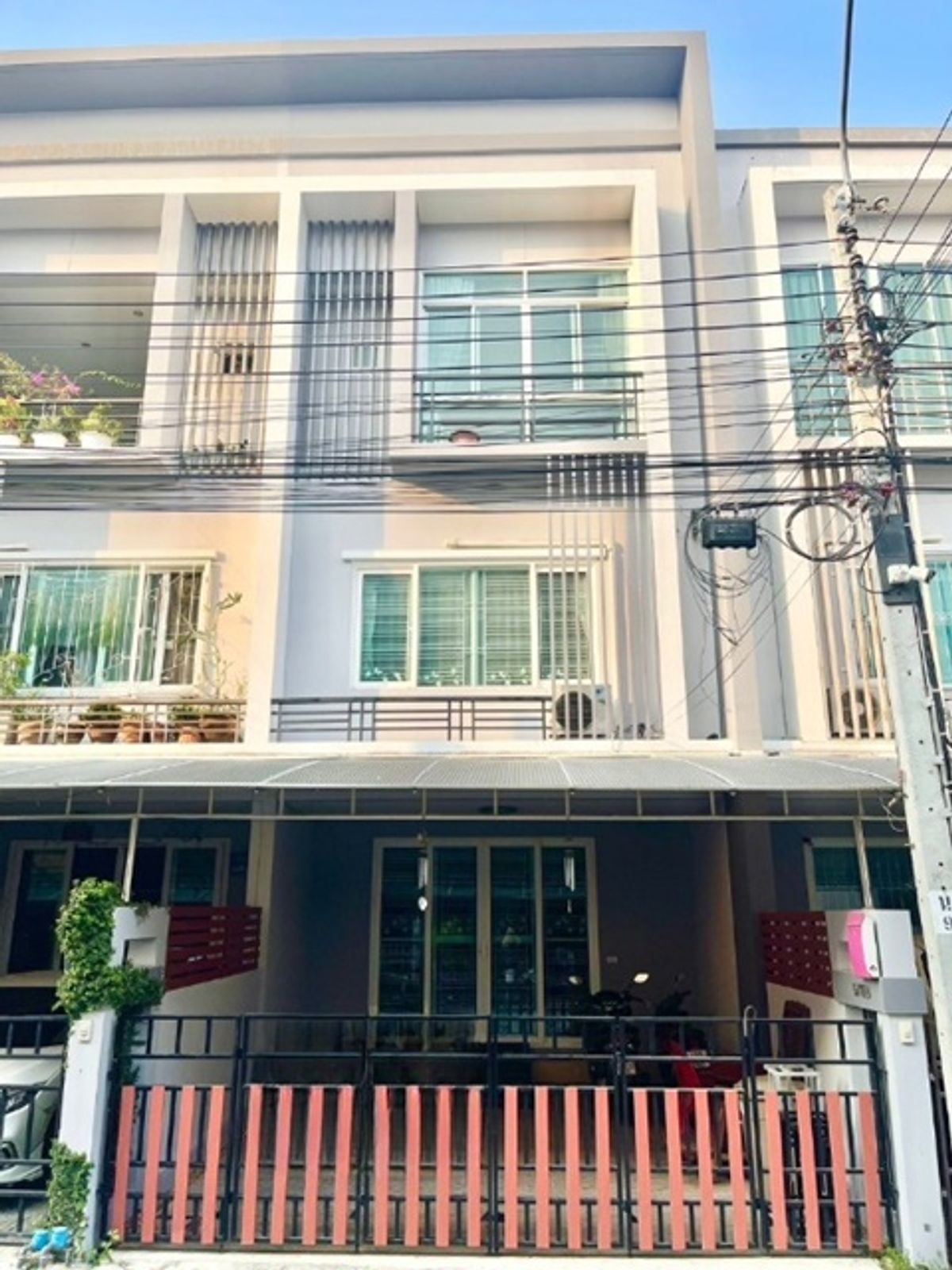ให้เช่าทาวน์โฮมรัตนาธิเบศร์ สนามบินน้ำ พระนั่งเกล้า : MRTสนามบินน้ำ 1.1กม. MRTแคราย 1.4 กม. ให้เช่าทาวน์โฮม 18 ตร.วา.220 ตร.ม. 3ชั้น 3นอน 4น้ำ พร้อมเฟอร์ 4แอร์ เดอะมอลล์ งามวงศ์วาน 2.5 กม.