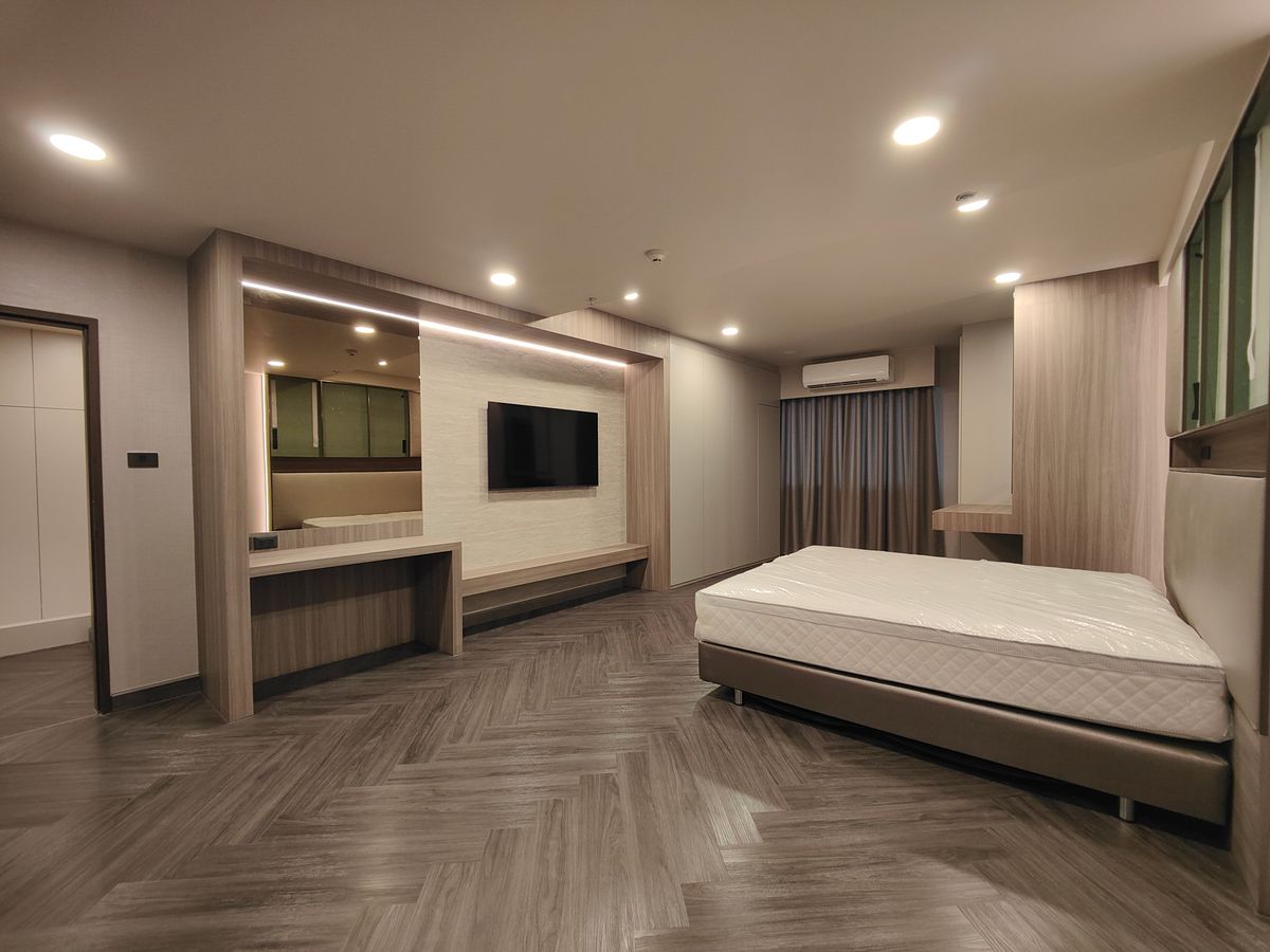 คอนโดนานา : Pet friendly duplex penthouse ห้องใหญ่ แต่งใหม่อย่างหรู พร้อมเข้าอยู่ เลี้ยงน้องหมาแมวได้