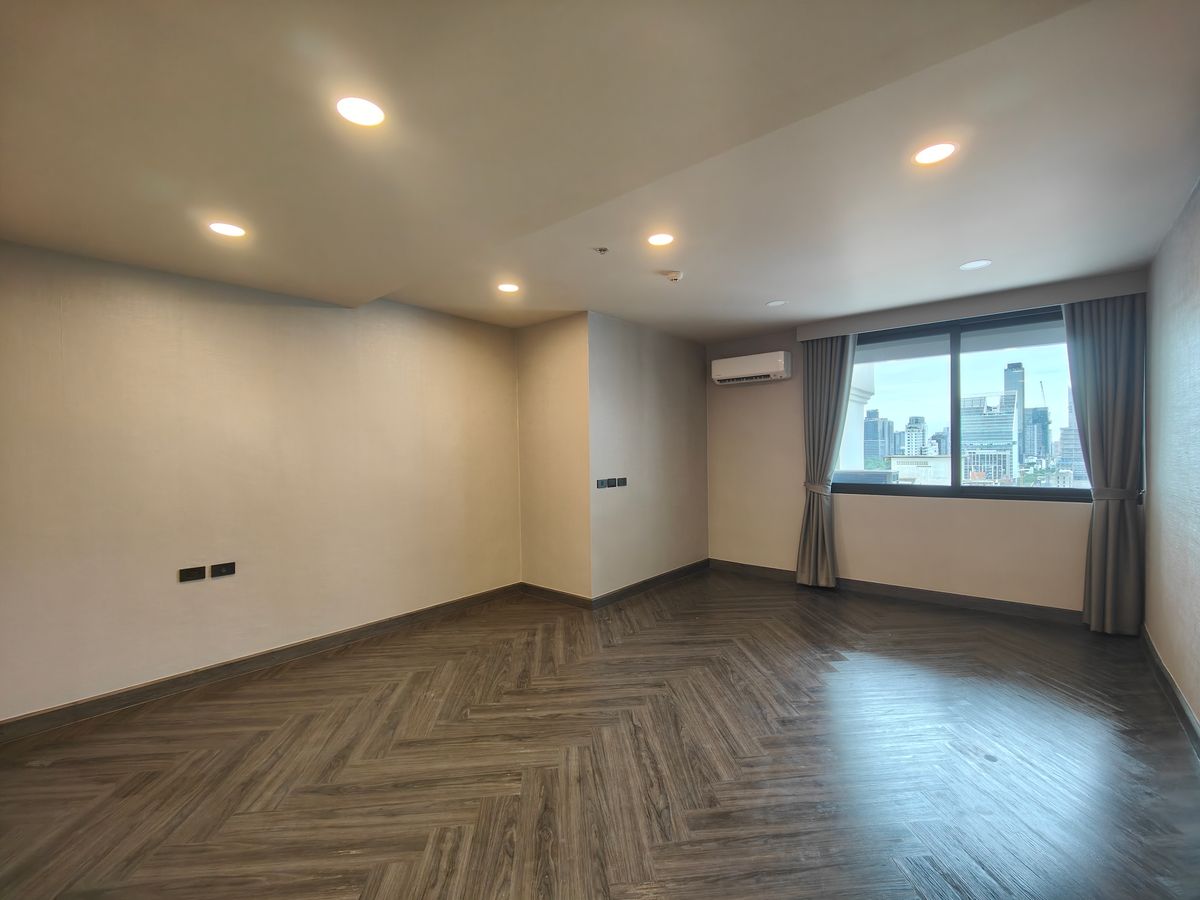 คอนโดนานา : Pet friendly duplex penthouse ห้องใหญ่ แต่งใหม่อย่างหรู พร้อมเข้าอยู่ เลี้ยงน้องหมาแมวได้