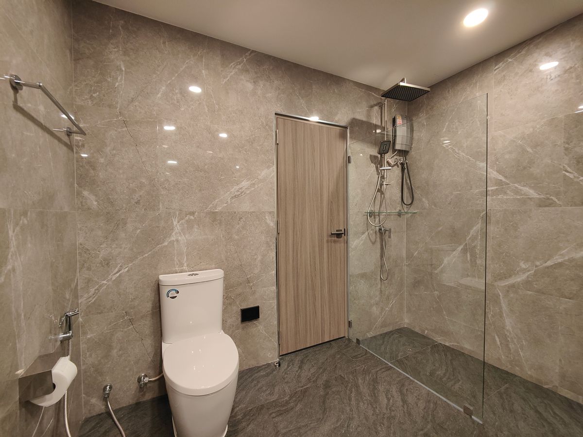 คอนโดนานา : Pet friendly duplex penthouse ห้องใหญ่ แต่งใหม่อย่างหรู พร้อมเข้าอยู่ เลี้ยงน้องหมาแมวได้