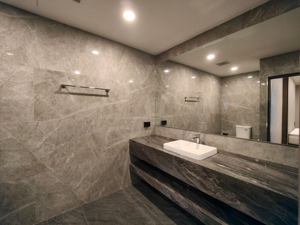 คอนโดนานา : Pet friendly duplex penthouse ห้องใหญ่ แต่งใหม่อย่างหรู พร้อมเข้าอยู่ เลี้ยงน้องหมาแมวได้