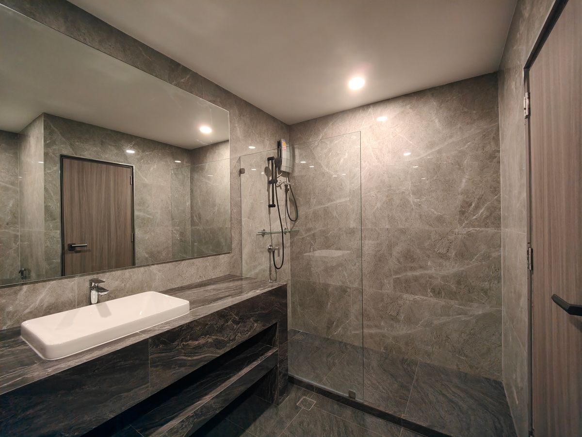 คอนโดนานา : Pet friendly duplex penthouse ห้องใหญ่ แต่งใหม่อย่างหรู พร้อมเข้าอยู่ เลี้ยงน้องหมาแมวได้