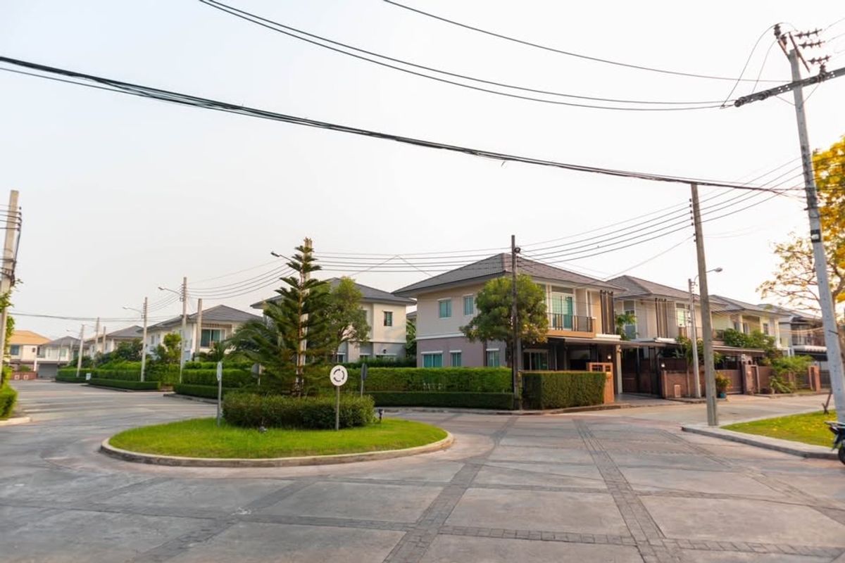 For RentHousePattanakan, Srinakarin : Rent a 2 -story detached house, Passorn President Village, Luxe Phatthanakan 44