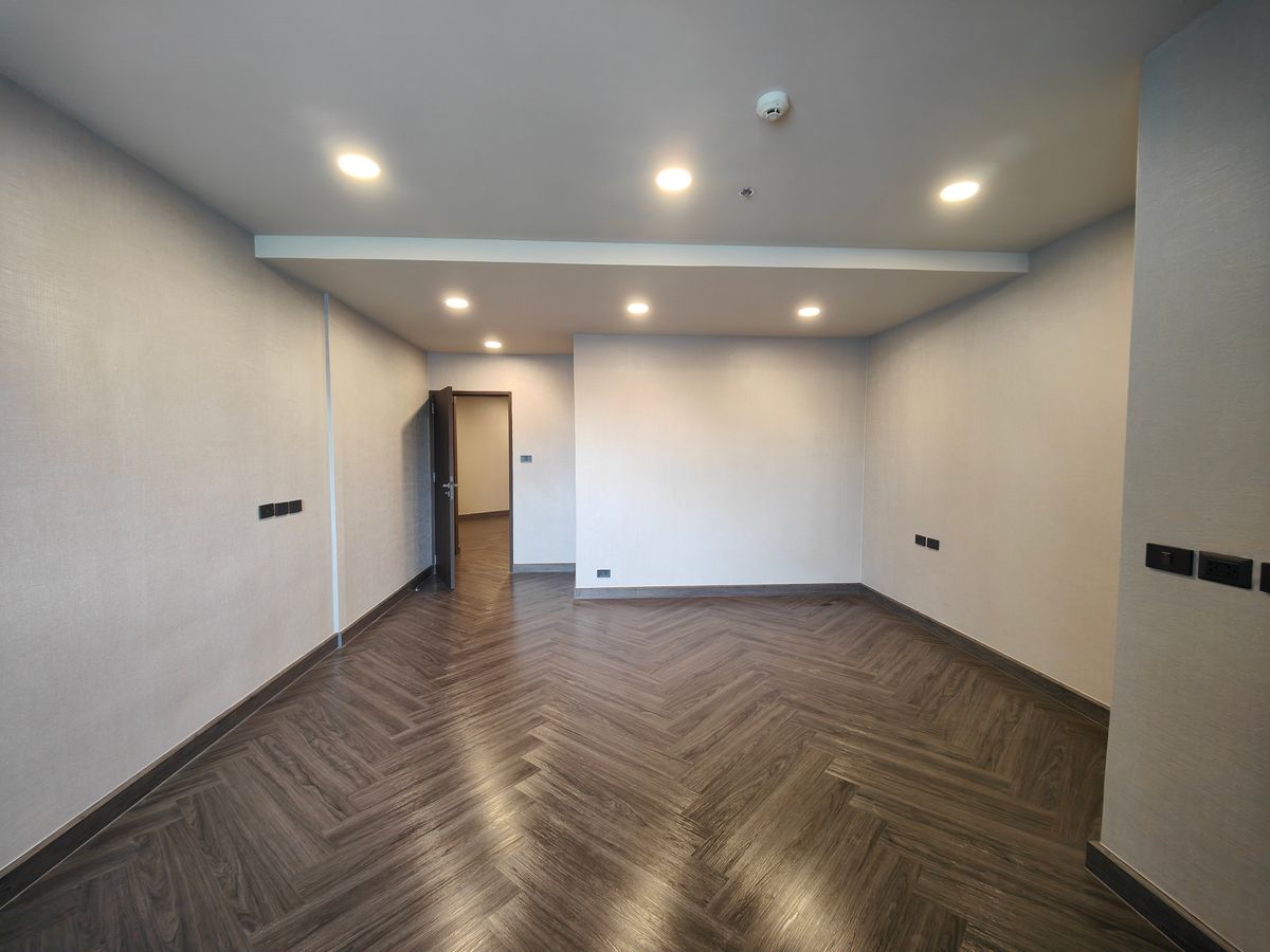 คอนโดนานา : Pet friendly duplex penthouse ห้องใหญ่ แต่งใหม่อย่างหรู พร้อมเข้าอยู่ เลี้ยงน้องหมาแมวได้