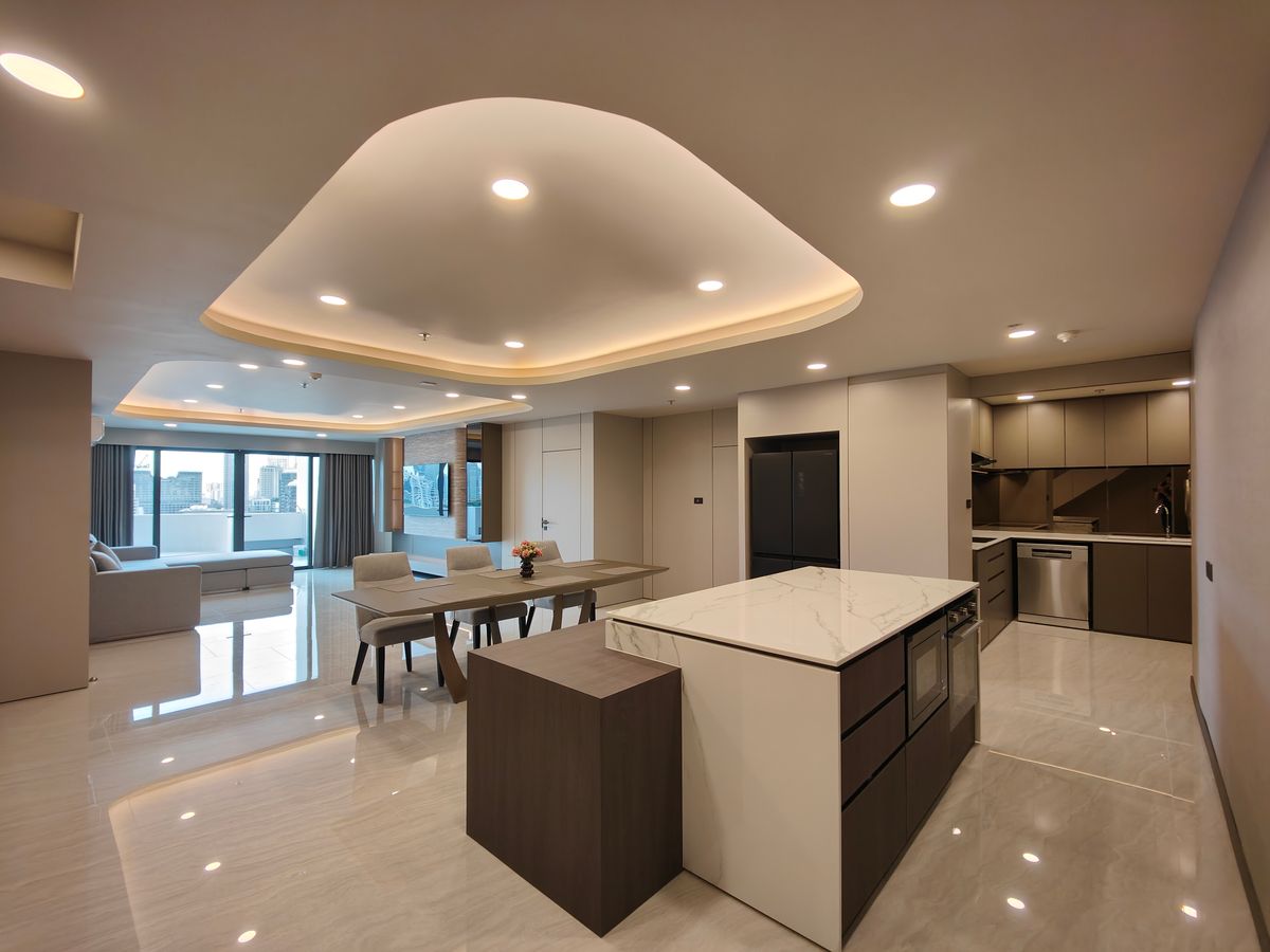 คอนโดนานา : Pet friendly duplex penthouse ห้องใหญ่ แต่งใหม่อย่างหรู พร้อมเข้าอยู่ เลี้ยงน้องหมาแมวได้