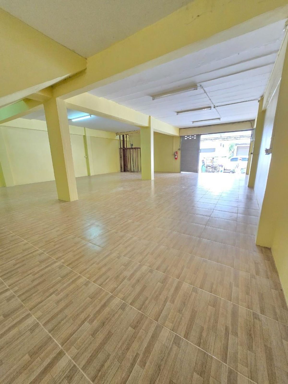 For SaleShop HouseMin Buri, Romklao : ✨ Cheap selling !!! Commercial building, 2 -layer renovation, 4 layers with 52 sq.m. lift elevators 600 sqm. Soi Romklao 21