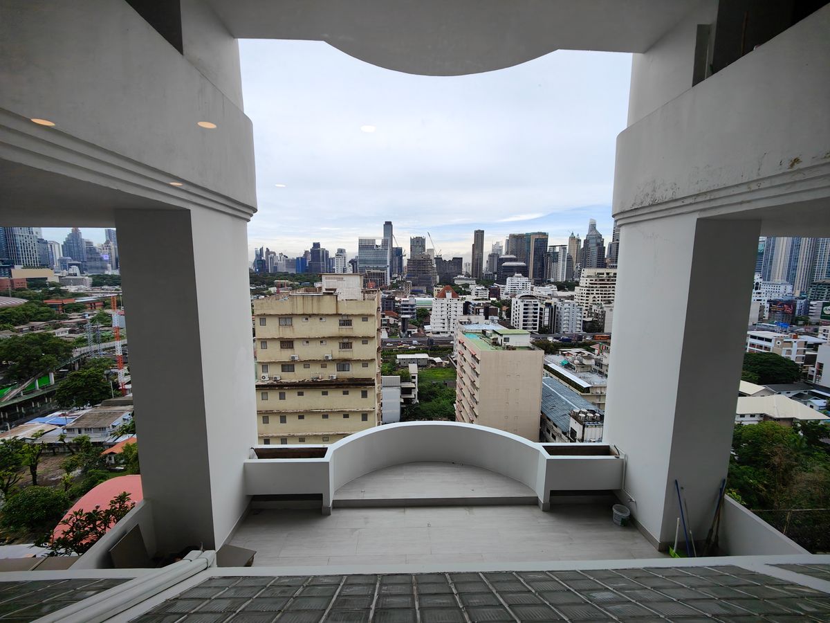 คอนโดนานา : Pet friendly duplex penthouse ห้องใหญ่ แต่งใหม่อย่างหรู พร้อมเข้าอยู่ เลี้ยงน้องหมาแมวได้