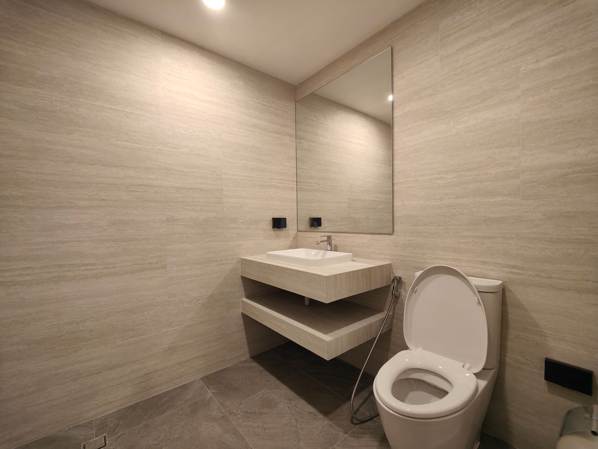 คอนโดนานา : Pet friendly duplex penthouse ห้องใหญ่ แต่งใหม่อย่างหรู พร้อมเข้าอยู่ เลี้ยงน้องหมาแมวได้